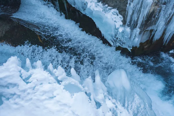 Canal Agua Congelada Río Montaña Invierno Heladas Orilla Del Arroyo —  Fotos de Stock