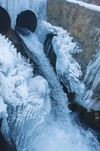 Canale Dell Acqua Congelato Fiume Montagna Inverno Ghiaccio Sulla Riva — Foto Stock