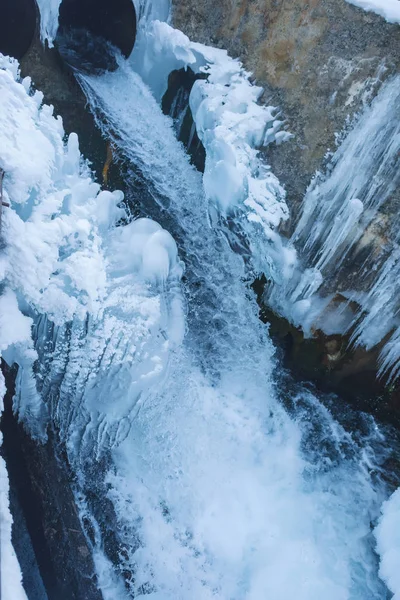 Canal Água Congelado Rio Montanha Inverno Gelar Margem Riacho Canal — Fotografia de Stock