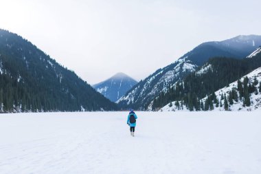 Dağ dağlar göl buz kaplı. Göl kışın kız. Kazakistan'ın Lake Kolsay. Kazakistan Cumhuriyeti Kış Turizm.