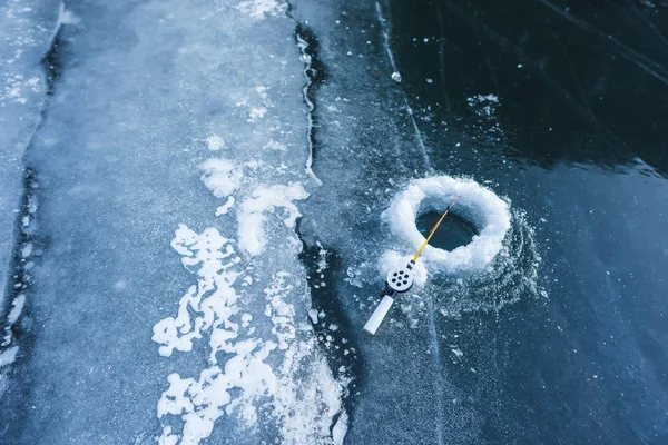 Pesca Gelo Lago Montanha Pesca Superfície Congelada Lago Equipamento Para — Fotografia de Stock
