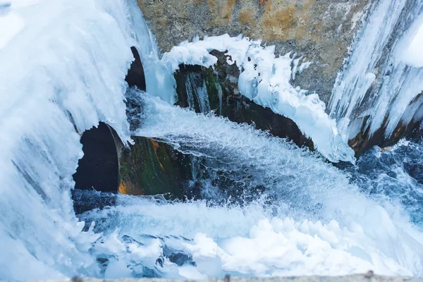 Zamrzlé Vodní Kanál Horská Řeka Zimě Poleva Břehu Potoka Obejít — Stock fotografie