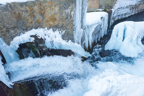 Canale Dell Acqua Congelato Fiume Montagna Inverno Ghiaccio Sulla Riva — Foto Stock