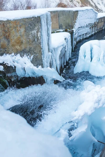 Canale Dell Acqua Congelato Fiume Montagna Inverno Ghiaccio Sulla Riva — Foto Stock