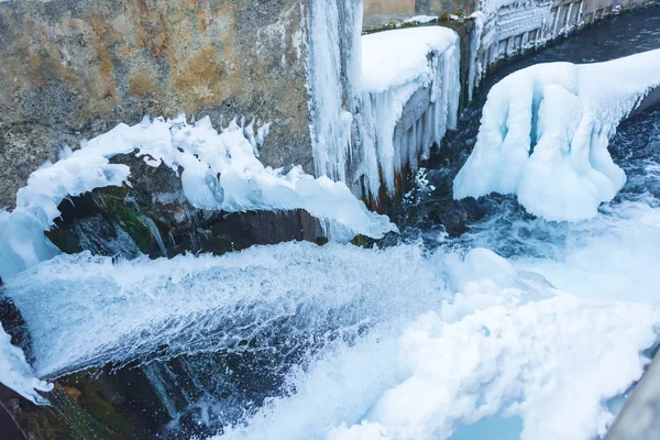 Canale Dell Acqua Congelato Fiume Montagna Inverno Ghiaccio Sulla Riva — Foto Stock