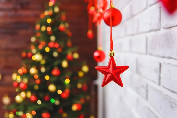 Albero Natale Muro Mattoni Bianchi Caminetto Decorativo Giocattoli Natale Nastri — Foto Stock