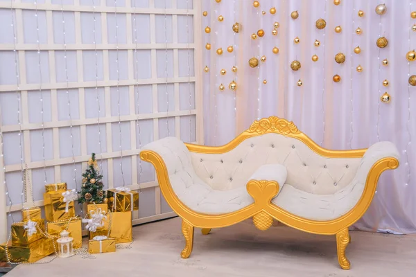 Jul Inredning Rummet Vintage Golden Soffa Vit Vägg Bakgrund Julgranskulor — Stockfoto