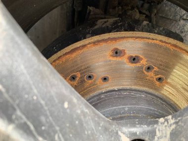Arabada paslı fren diski var. Metal yüzeyin korozyon. Taşıma fren sisteminin elemanı.