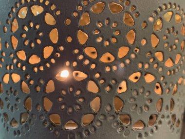 Açık çalışma beyaz mum çubuğu. Mum çubuğunun yüzeyinde süsler ve çizimler. Yanan mum.