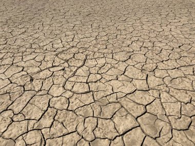 Toprağın kuru kırık kil yüzeyi. Çatlaklar ile Kuru kil dokusu. Hatalarla kurutulmuş toprak.