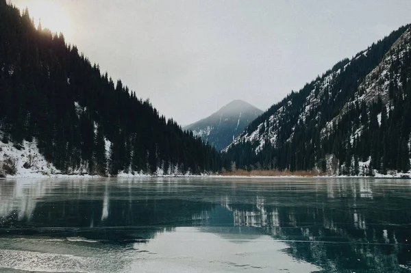 Kış Aylarında Frozen Gölü Kaindy Yağların Bulunduğu Dağların Karla Kaplı — Stok fotoğraf