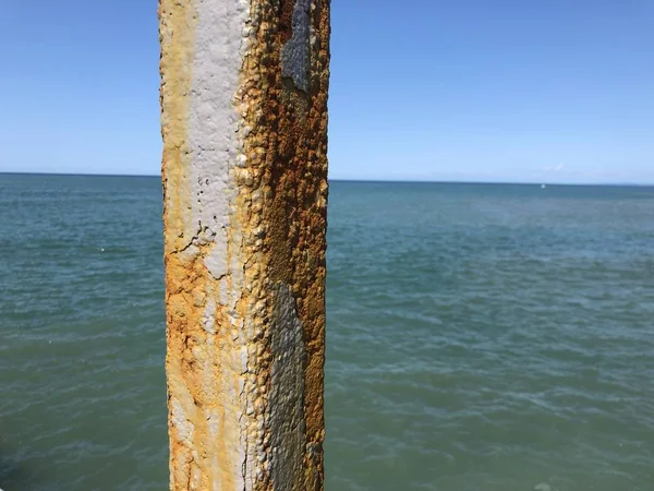 靠近大海的码头上有生锈的栅栏 休息在黑海 金属腐蚀 锈蚀金属围栏表面 — 图库照片