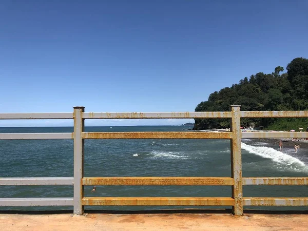 海の近くの桟橋上の錆びたフェンス 黒海で休む 金属腐食だ 錆びた金属製フェンスの表面 — ストック写真