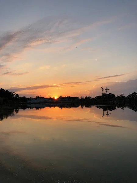 Der Orangefarbene Sonnenuntergang Spiegelt Sich See Spaziergang Durch Den Grünen — Stockfoto