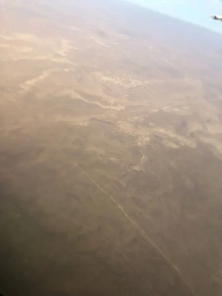 Вид Окна Самолета Воздушный Транспорт Высоты Открывается Вид Холмистую Местность — стоковое фото
