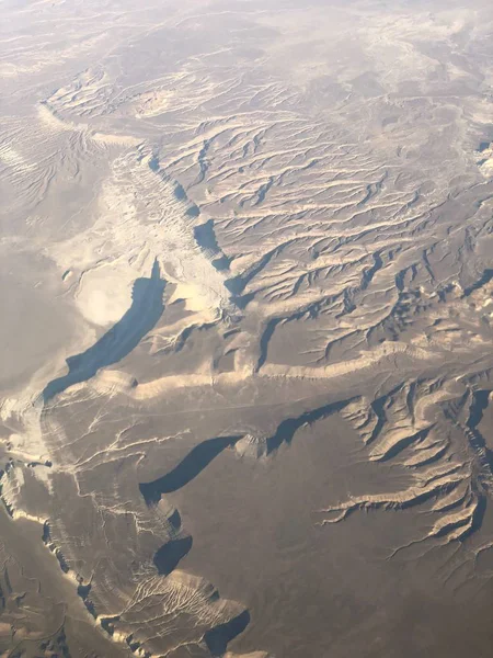 Vista Desde Ventana Del Avión Transporte Aéreo Terreno Montañoso Las —  Fotos de Stock