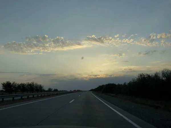 Road Trip Une Piste Campagne Route Contre Ciel Nuageux Soirée — Photo