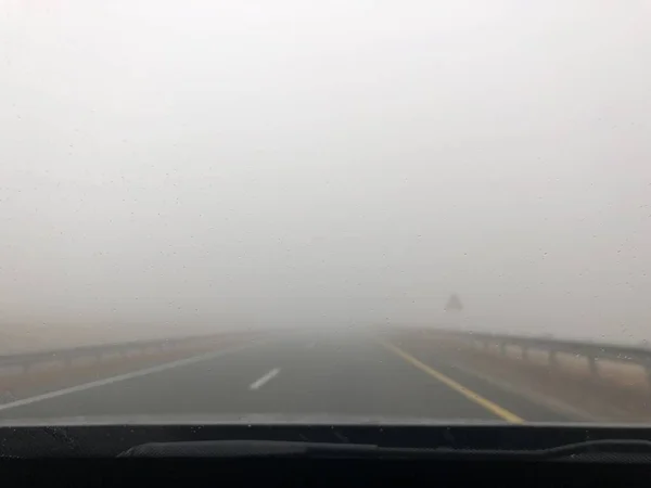 Közúti Utazás Országszám Nedves Szélvédő Autó Esős Ködös Időjárás — Stock Fotó