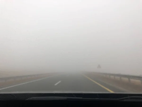 車での長旅カントリートラック 車の濡れたフロントガラス 雨と霧の天気 — ストック写真