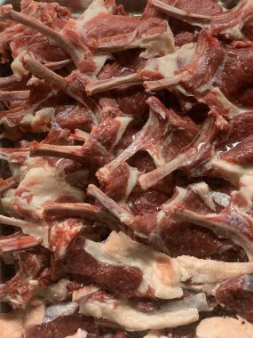 Donmuş et. Süpermarkette dondurulmuş yiyecek sayacı. Dondurulmuş kıyma. Buzdolabında kemikli et.