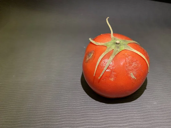 Superfície Danificada Tomate Tomate Podre Vermelho Sobre Fundo Cinza Escuro — Fotografia de Stock