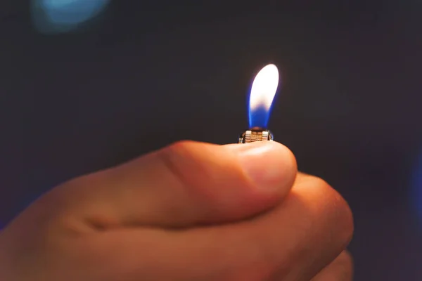 Запальничка Руці Людини Синій Вогонь Запальнички Текстура Шкіри Людської Руки — стокове фото