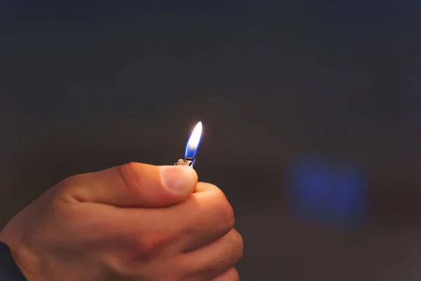 Brandende Aansteker Hand Van Een Man Blauwe Vlam Van Een — Stockfoto