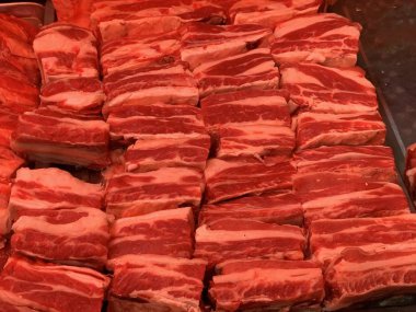 Tezgahta çiğ domuz eti var. Çiğ et dokusu. piyasadaki et. Çiğ et metal tepside.