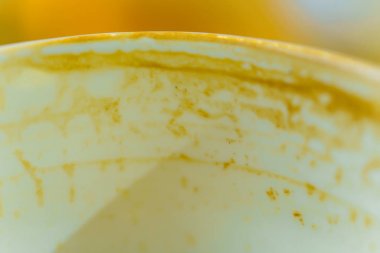 Kirli bir fincan kahve. Kahve için tencere. Bir fincan kahve içmiş. Bardağın duvarlarında cappuccino kahve crema.