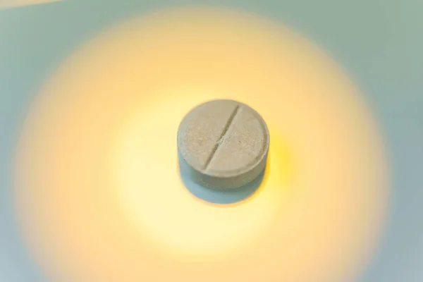 Okrągła Płaska Tabletka Karbowana Przeciągnij Jasnym Tle Medycyna Bólu Głowy — Zdjęcie stockowe
