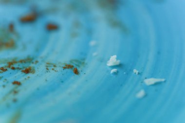 Kirli mavi tabak. Tatlının altındaki yemekler. Kirli tabak ve çikolatalı pastadan sonra. Yemeklerde çikolata parçacıkları.