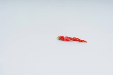 Beyaz bir arka planda kırmızı sıcak Chili Peppers. Kuru, kırmızı biber. Sebzelerin dehidrasyon.