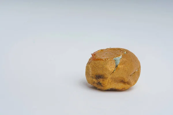 바탕에 팡이가 몰드로 구겨진 과일의 부적절 — 스톡 사진