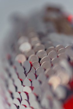 Bilateral payetler dokusu. Kırmızı ve gümüş çift taraflı payetler. Ölçeklerle kumaş. Dikiş için payetler ile malzeme.