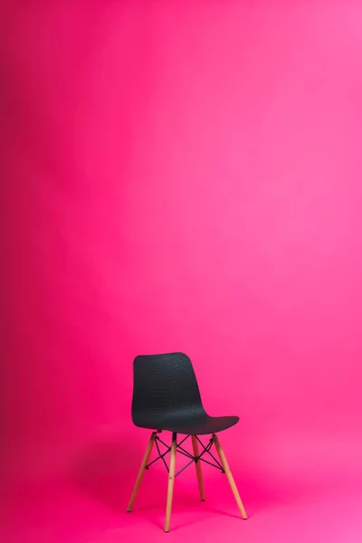 Zwarte Stoel Een Roze Achtergrond Studio Papier Achtergrond Design Stoel — Stockfoto