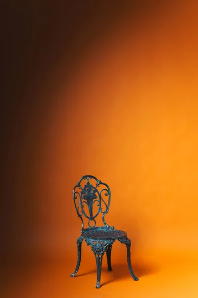Kovová Krásná Modrá Židle Oranžovém Pozadí Papír Studia Papíře Rekvizitami — Stock fotografie