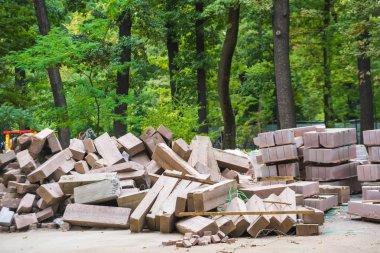 İnşaat malzemeleri yolda. Kaldırım kaldırımı. Şehirdeki onarım işleri. Georgia'da dinlenin. Tiflis'te Yürüyüş.