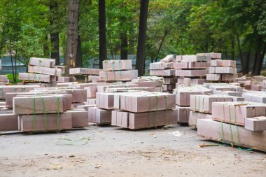 İnşaat malzemeleri yolda. Kaldırım kaldırımı. Şehirdeki onarım işleri. Georgia'da dinlenin. Tiflis'te Yürüyüş.