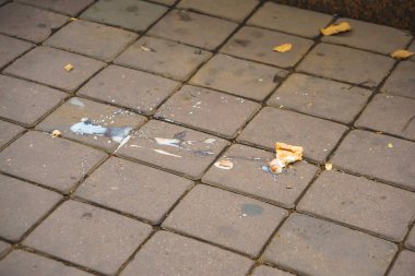 Dondurma yere düştü. Kaldırım fayanslarında bir bardak dondurma. Şehirde dolaş. Çamurlu yol.