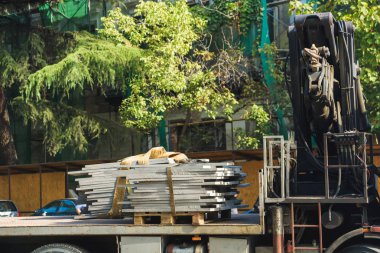 Makine yapı malzemeleri taşır. Tiflis şehrini dolaşın. Kamyondaki mermer levhalar. Yapı malzemelerinin taşınması.