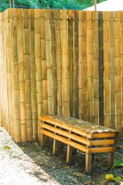 Botanik bahçesinin gözlem güvertesinden Karadeniz manzarası. Georgia'da dinlenin. Batum'da botanik bahçesi. Parkta yürü. Bambudan yapılmış ahşap banklar.