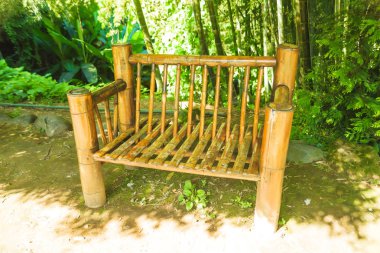 Botanik bahçesinin gözlem güvertesinden Karadeniz manzarası. Georgia'da dinlenin. Batum'da botanik bahçesi. Parkta yürü. Bambudan yapılmış ahşap banklar.