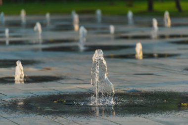 Batum sahilinde çeşmeler. Islbeyaz gri karoların dokusu. Georgia'da dinlenin. Karadeniz. Gezinti boyunca yürüyün.