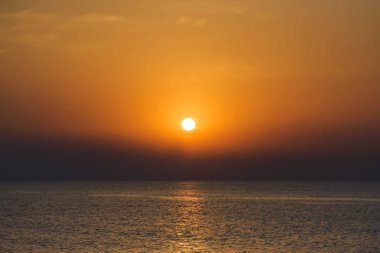 Gökyüzünde gün batımı. Georgia'da dinlenin. Su yüzeyinin dokusu. Karadeniz. Batum'da gün batımında gezinti yolunda yürüyün.