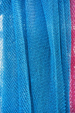 Çok renkli Mesh Kumaş. Kumaşın delikli dokusu. Balık ağı. Şeffaf Tekstil.