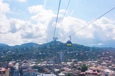 Batum'da teleferik Argo. Kabinden şehrin panoramik görünümü. Georgia'da dinlenin. Turist taşımacılığı. Gözlem güvertesine tırmanın.
