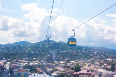 Batum'da teleferik Argo. Kabinden şehrin panoramik görünümü. Georgia'da dinlenin. Turist taşımacılığı. Gözlem güvertesine tırmanın.
