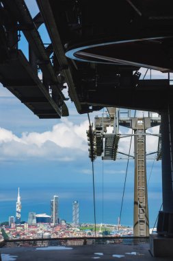 Batum'da teleferik Argo. Kabinden şehrin panoramik görünümü. Georgia'da dinlenin. Turist taşımacılığı. Gözlem güvertesine tırmanın.