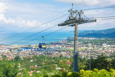 Batum'da teleferik Argo. Kabinden şehrin panoramik görünümü. Georgia'da dinlenin. Turist taşımacılığı. Gözlem güvertesine tırmanın.