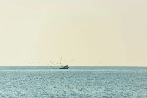Σκάφος Επιπλέει Στο Μαύρο Θέα Από Την Προκυμαία Στο Μπατούμι — Φωτογραφία Αρχείου